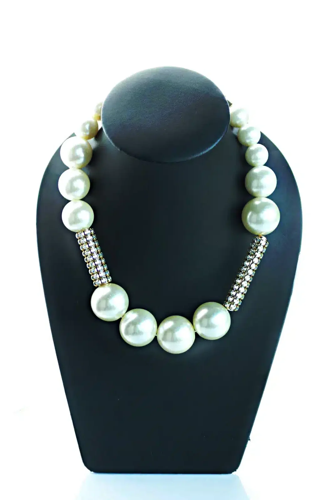 White Big Pearl Necklace with crystals and beads 3 Big Pearl 11 scaled e1683991341658 White Big Pearl Necklace
